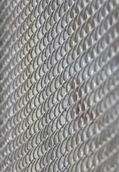 Arrière-plan sous la forme d'un filet de maille de clôture métallique . — Photo
