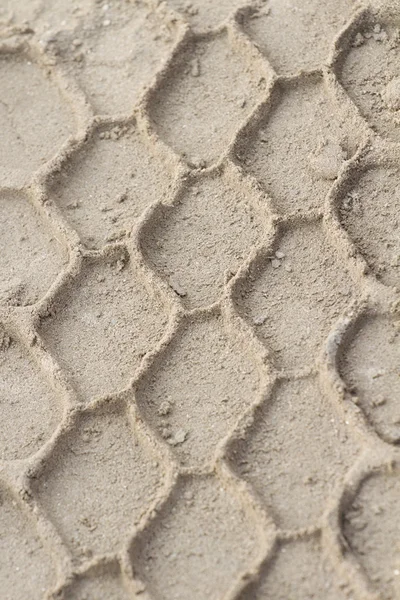 Pista de rodagem rodas na areia closeup como fundo . — Fotografia de Stock