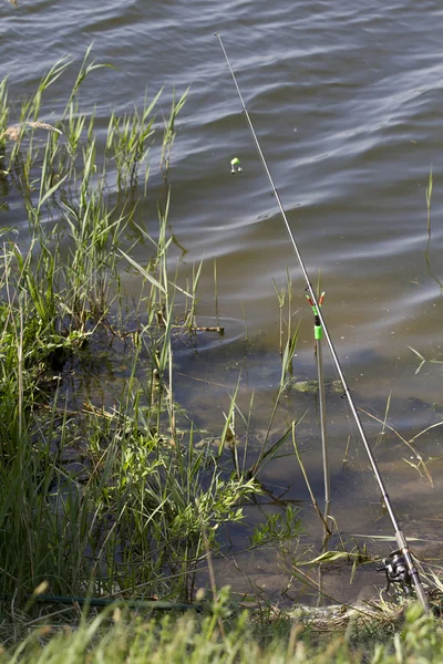 Filatura abbandonata nell'acqua sul lago . — Foto Stock
