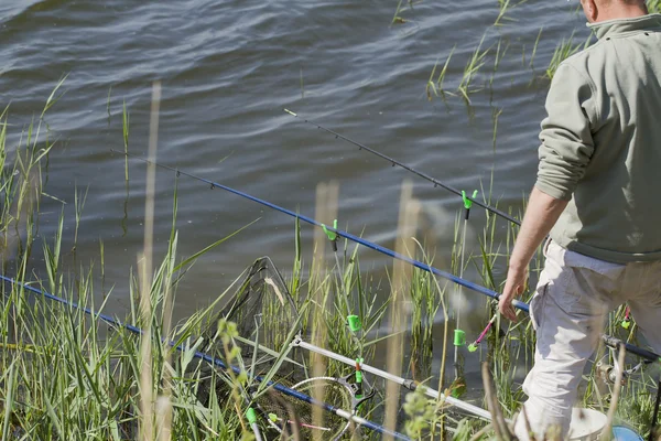 Pescatore in attesa di un morso . — Foto Stock