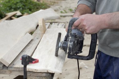 Marangoz meşe kalaslar yüzeyi ile çalışır.