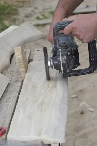 Menuisier travaille avec la surface des planches de chêne . — Photo