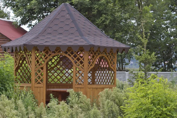 Houten tuinhuisje. — Stockfoto