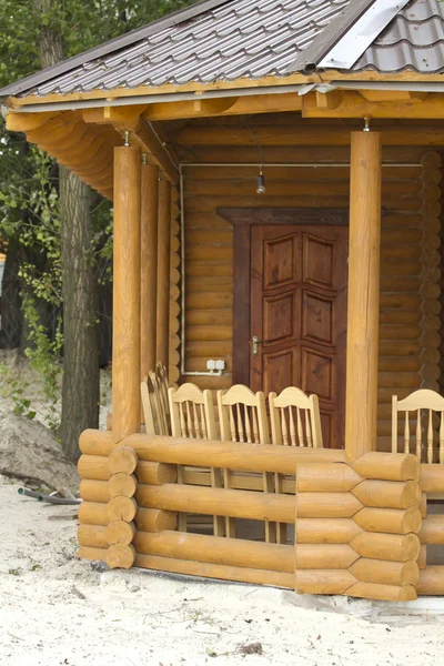 Parte do terraço com cadeiras em uma casa de madeira . — Fotografia de Stock