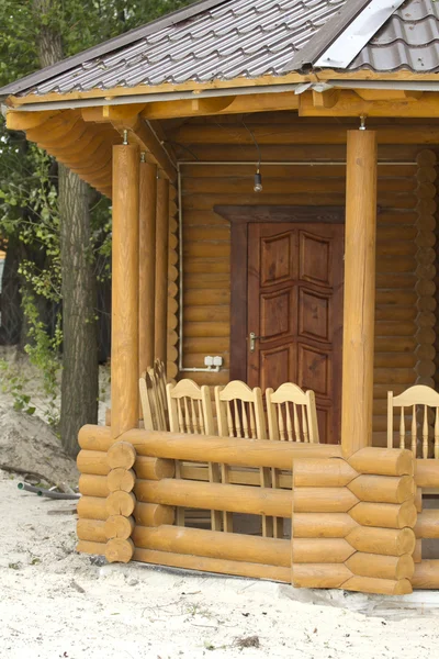 Deel van het terras met stoelen in een blokhuis. — Stockfoto