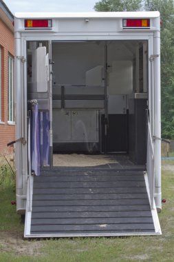 Horseboxes yüklemeden önce.