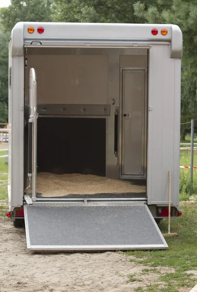 Cajas de caballo antes de cargar . —  Fotos de Stock