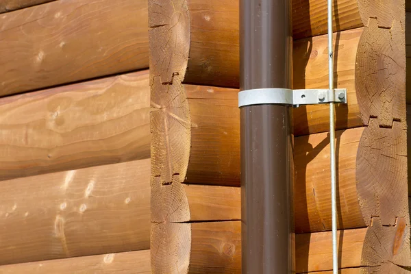 Kanalizasyon ve paratoner üzerinde ahşap evi tamir.