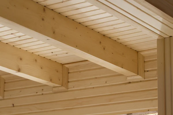 El diseño de las vigas de madera en el techo de un nuevo hogar . — Foto de Stock