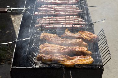 Pişirme et ve sosis ızgara.