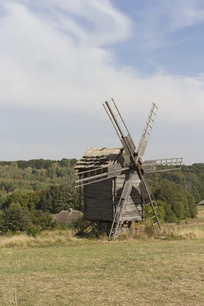 Ancien moulin sur le fond du ciel. — Photo