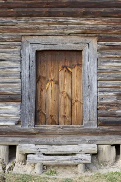 Stare drzwi. Drewniane drzwi drewniane kroków. — Zdjęcie stockowe