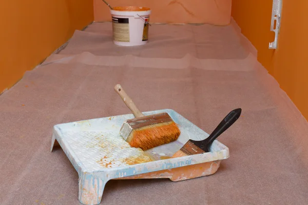 Fırça boya duvarlar için. Ressam aracı.