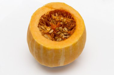 Beyaz bir arka plan üzerinde parlak iştah açıcı kabak.