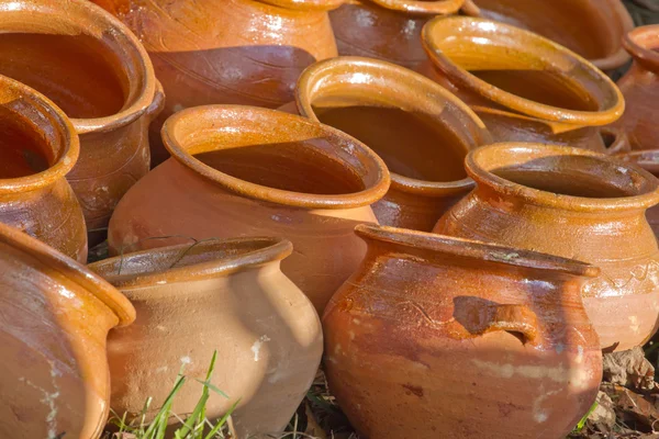 Sfondo da una varietà di vasi di argilla . — Foto Stock
