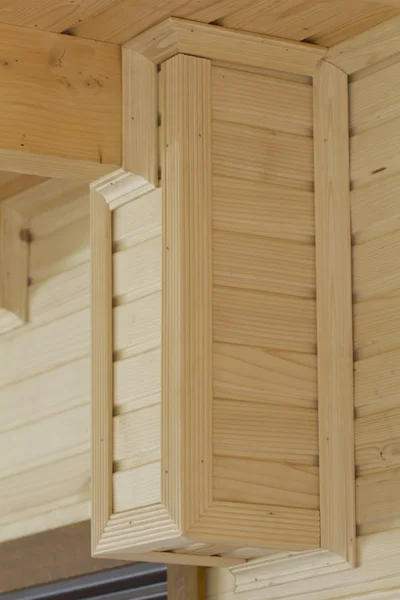 O design das vigas de madeira no teto de uma nova casa . — Fotografia de Stock