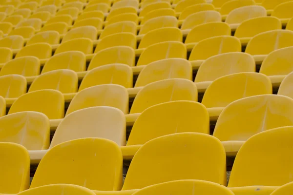 Leere Bänke Stadion gelb. — Stockfoto