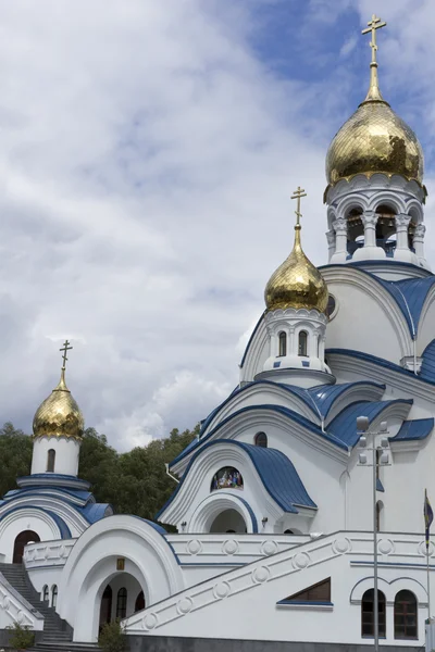 Den förgyllda kupolen i den ortodoxa kyrkan. — Stockfoto