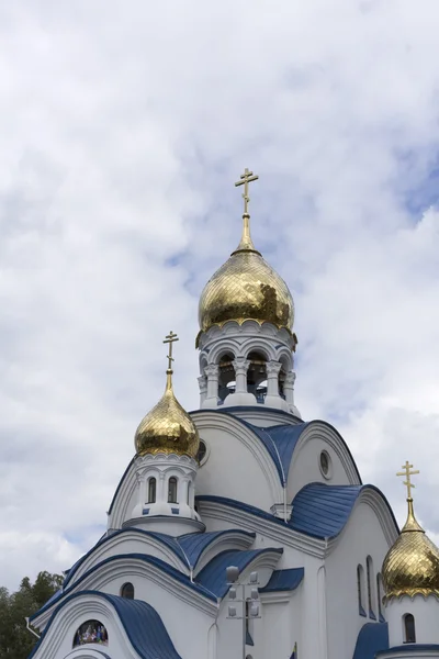 Den förgyllda kupolen i den ortodoxa kyrkan. — Stockfoto