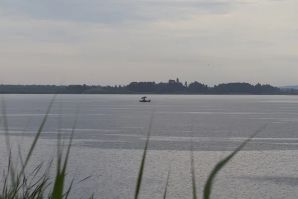 Giorno di pioggia sul fiume . — Foto Stock