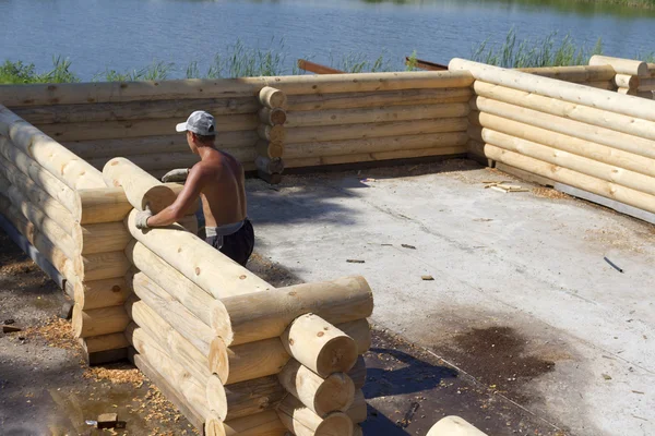 Yeni bir ev günlükleri duvardan marangozlar yatıyordu.