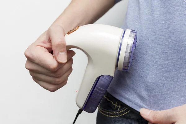 Kız kaldırmak granül makine kullanarak giysiler.