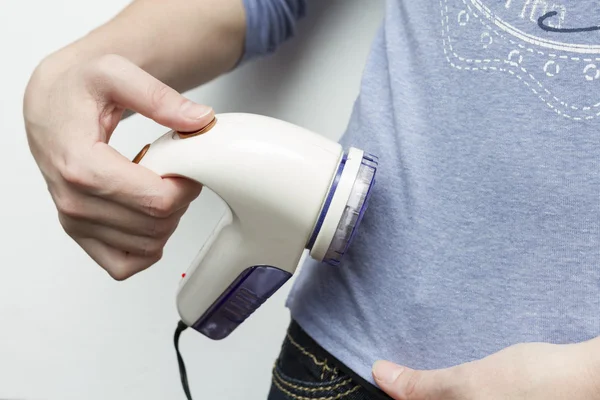 Kız kaldırmak granül makine kullanarak giysiler.