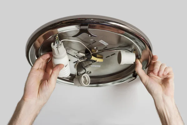 Elektrikçiler kartuş tavan lamba enerji tasarruf ampulleri vidalı.