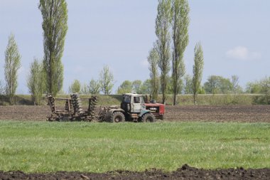 Bahar bir alan sezonda traktör.