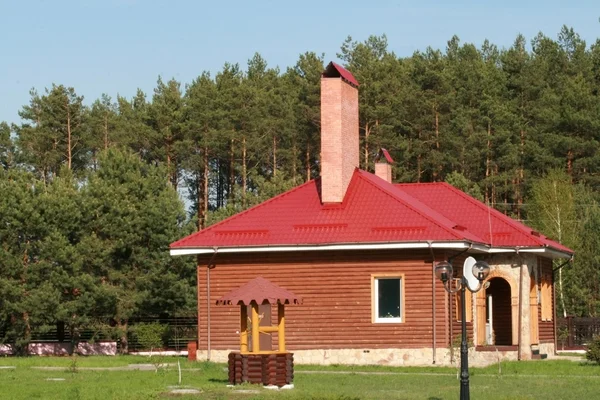 Nouvelle maison en rondins sur la zone inhabitée . — Photo