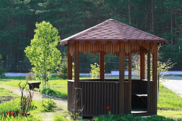 Houten tuinhuisje. — Stockfoto