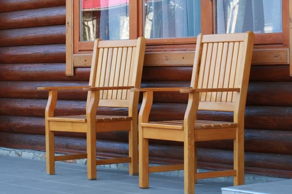 Zwei Holzstühle stehen auf der Terrasse. — Stockfoto