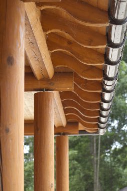 Downspout evin çatı.