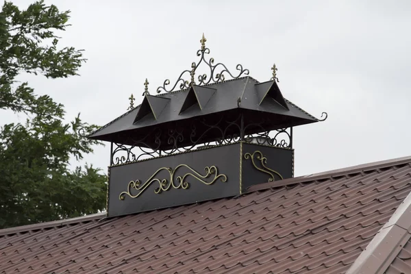 Çatıda sahte baca.