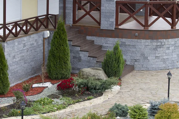 Peyzaj tasarımı ile bahçedeki Twohy.