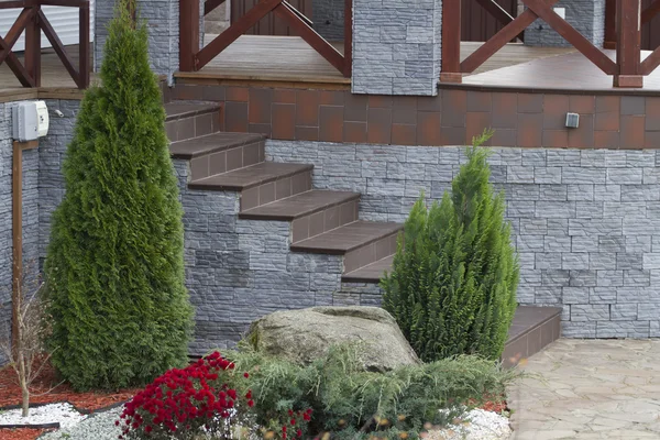 Sundurma adımlar ile Seramik Fayans kaplı.