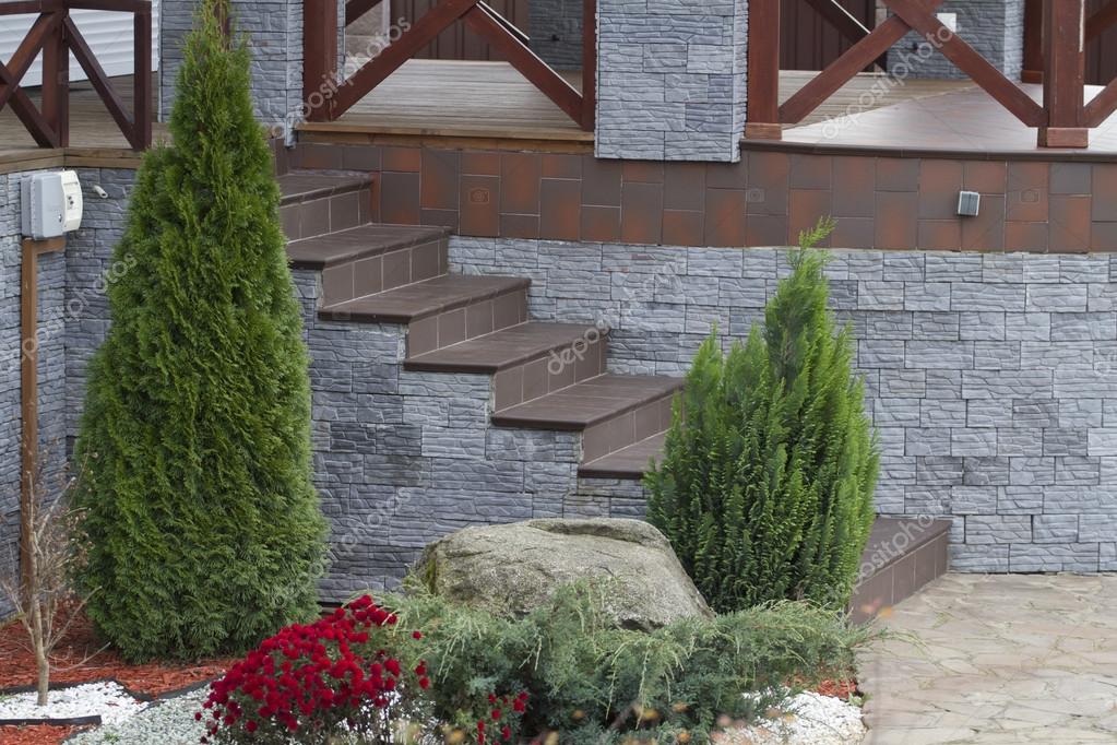 Fotos de Escalones de porche forrados con baldosas cerámicas . - Imagen