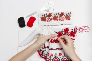 Kadın ulusal model kırmızı ve siyah iplik embroiders.