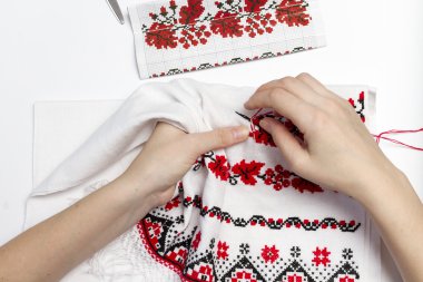 Kadın ulusal model kırmızı ve siyah iplik embroiders.