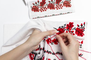 Kadın ulusal model kırmızı ve siyah iplik embroiders.