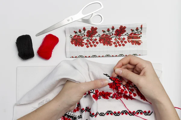 Kadın ulusal model kırmızı ve siyah iplik embroiders.