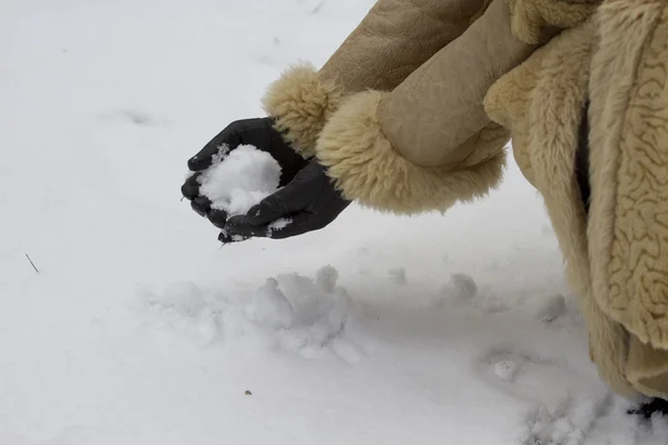 她的手在手套雪模具. — 图库照片