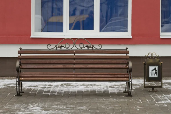 Nya smidda bänken på byggnaden. — Stockfoto