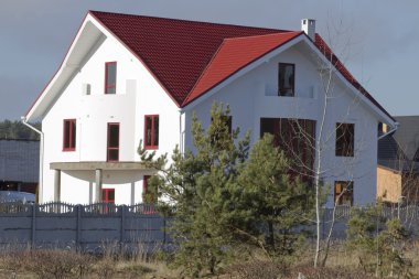 Kırmızı ve beyaz tarzı yeni evi.