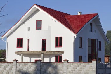 Kırmızı ve beyaz tarzı yeni evi.