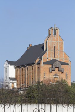 Bir tepe üzerinde taş Katolik Kilisesi.