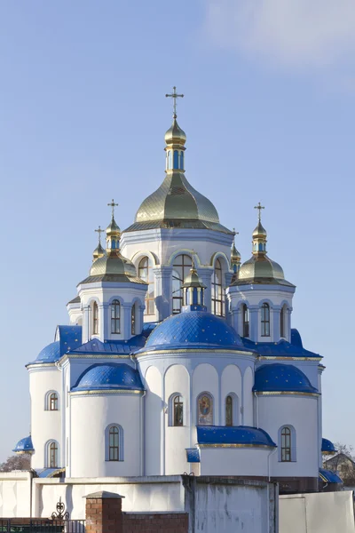 Église orthodoxe avec dômes bleus et dorés au soleil . — Photo