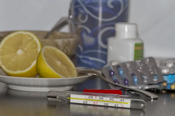 Tabla con herramientas para el tratamiento de resfriados, gripe y enfermedades respiratorias agudas . — Foto de Stock