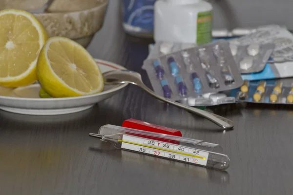 Tabla con herramientas para el tratamiento de resfriados, gripe y enfermedades respiratorias agudas . — Foto de Stock