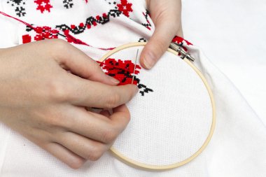 Eller kızlar çerçeve kullanarak desen nakış.